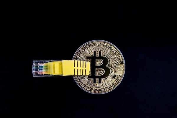 Clock illustrating a delayed cryptocurrency swap